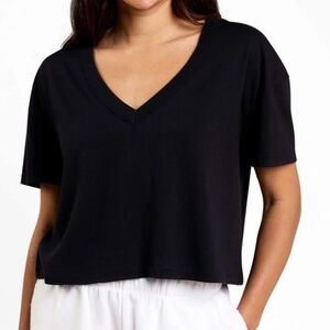 nuuds Boxy V Neck Tee - black